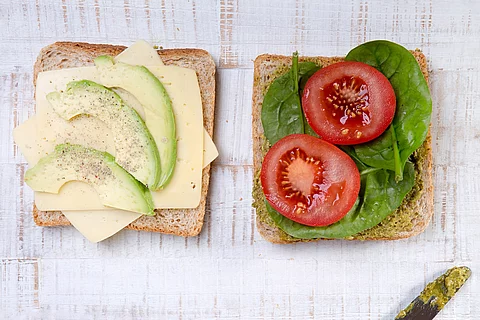 2 belegte Vollkorn-Toast mit Käse, Gurke, Salatblatt und Tomate