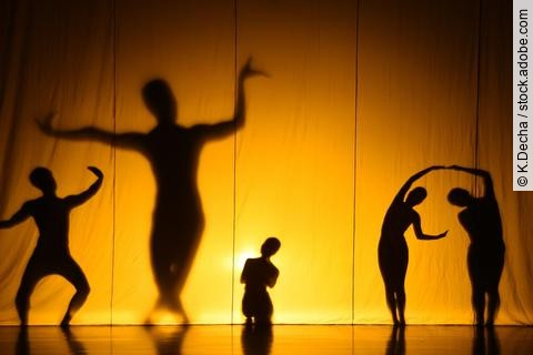 Tanzende Schatten auf einer Bühne