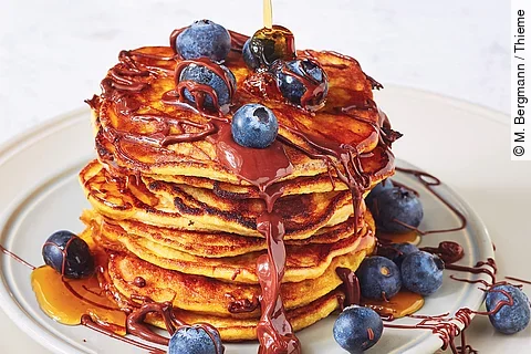 Bananen-Pancakes mit Schokolade, Ahornsirup und Heidelbeeren