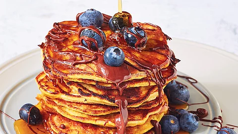 Bananen-Pancakes mit Schokolade, Ahornsirup und Heidelbeeren