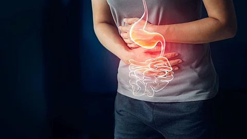 Frau hält sich Bauch mit schmerzen