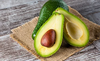 Nahaufnahme von einer aufgeschnittenen Avocado.