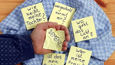 Demenz: "wie heißt meine Tochter?" Kranker Demenz, Post its mit Fragen