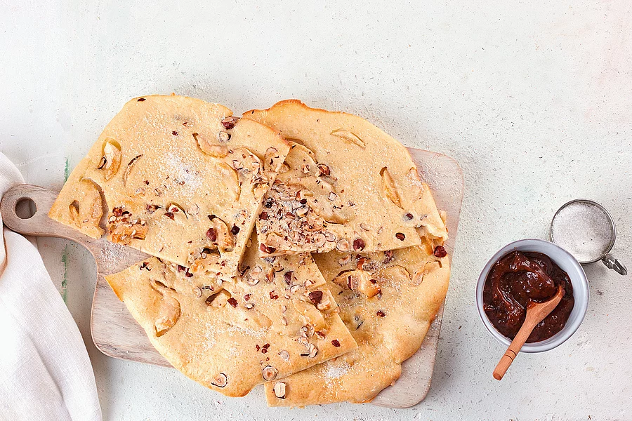 Apfel-Haselnuss-Pfannkuchen vom Blech
