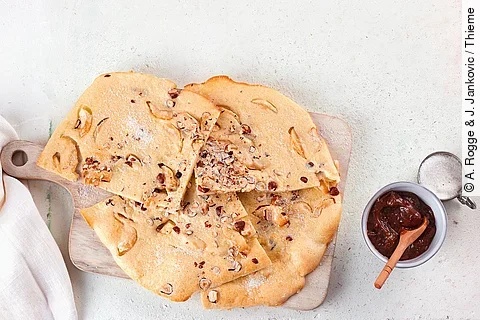 Apfel-Haselnuss-Pfannkuchen vom Blech