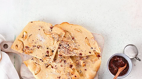 Apfel-Haselnuss-Pfannkuchen vom Blech