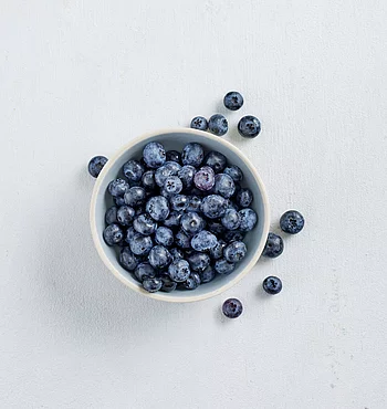 Blaubeeren in einer weißen Schale.
