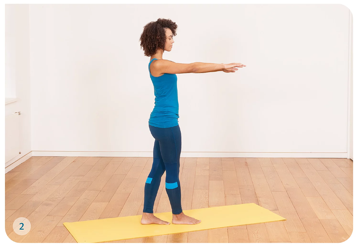 Junge Frau macht Gymastik auf Yogamatte.