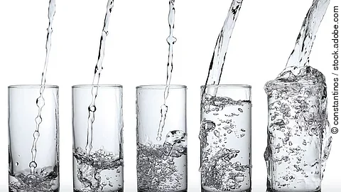 5 Wassergläser nebeneinander