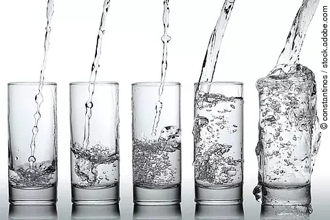 5 Wassergläser nebeneinander