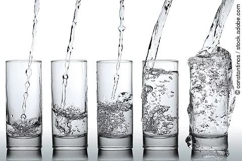 5 Wassergläser nebeneinander