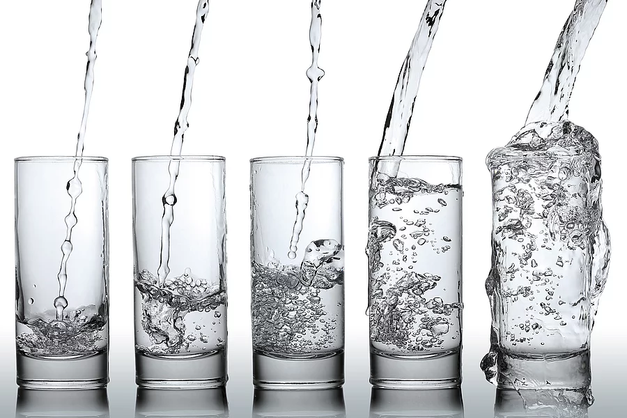 5 Wassergläser nebeneinander