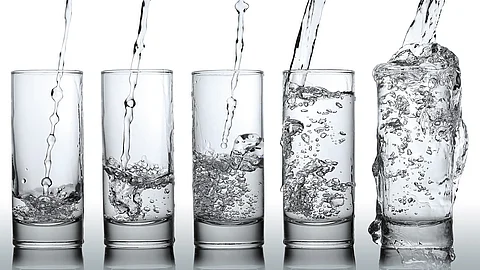 empty to full 5 Wassergläser nebeneinander