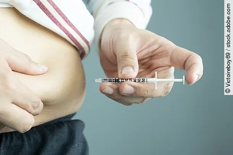 Übergewichtiger spritzt sich in den Bauch