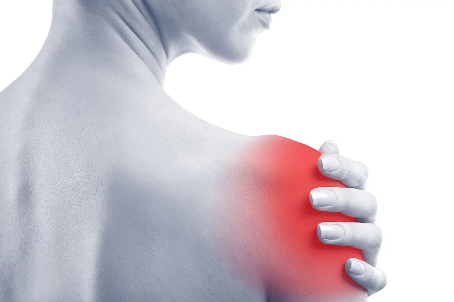 Young woman with shoulder pain close up Junge Frau mit Schultersschmerzen