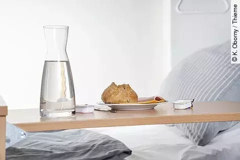 Krankenhausessen: Betttisch mit Frühstück