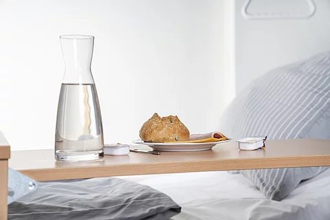 Krankenhausessen: Betttisch mit Frühstück