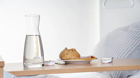 Krankenhausessen: Betttisch mit Frühstück