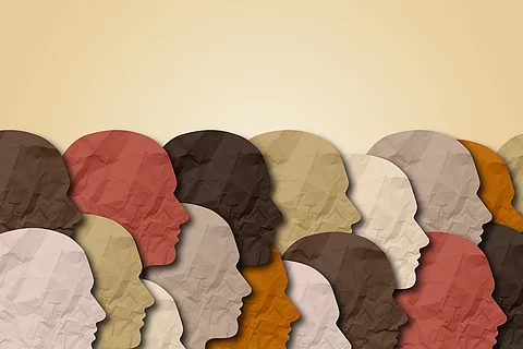 Symbolbild Rassismus: Verschiedenfarbige Köpfe aus Papier