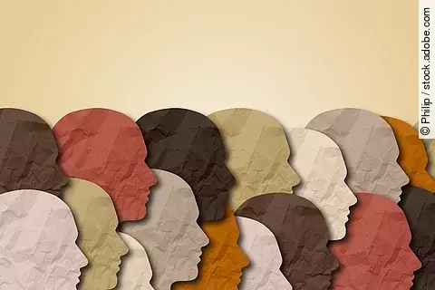 Symbolbild Rassismus: Verschiedenfarbige Köpfe aus Papier