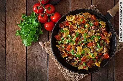 Ratatouille in der Pfanne, mediterrane Kost