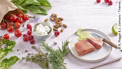 Mandeln, Lachs, Limette, Tomaten, Himbeeren, Spinat, Rosmarin, Thymian auf weißem Holzuntergrund Mandeln, Lachs, Limette, Tomaten, Himbeeren, Spinat, Rosmarin, Thymian auf weißem Holzuntergrund