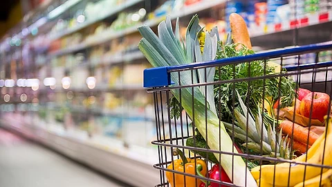 Einkaufswagen voller Einkäufe in einem Supermarkt.