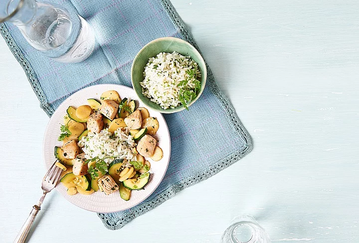 Teller, Reis, Hühnchen, Kartoffeln, Zucchini
