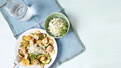 Teller, Reis, Hühnchen, Kartoffeln, Zucchini
