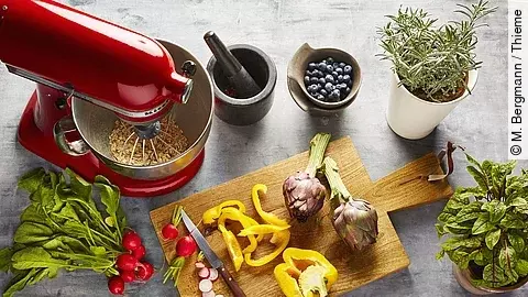 frische Kräuter, ein Brett mit geschnittenem Gemüse, Haferflocken, Heidelbeeren, 1 Bund Radieschen