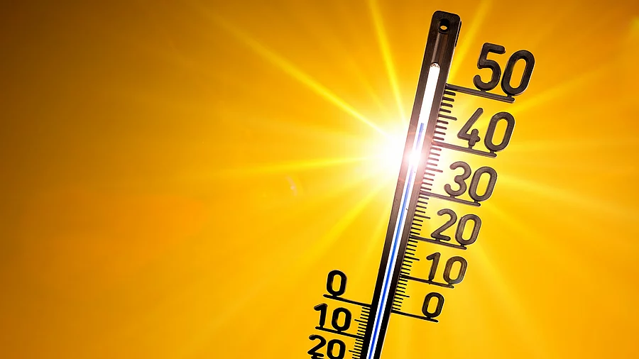 Hitze, Thermometer vor sonnigem Himmel