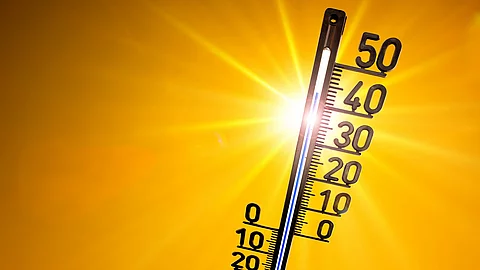Hitze, Thermometer 42 Grad vor sonnig gelbem Himmel