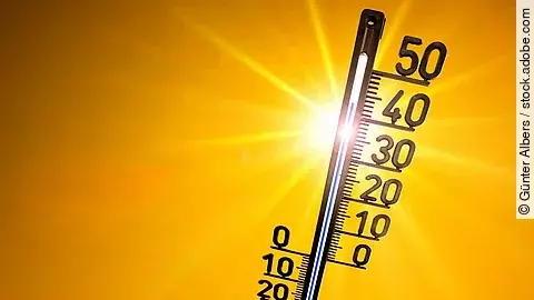 Thermometer vor gleißender Sonne, Symbolbild für Hitze