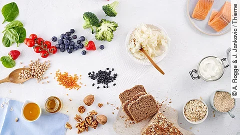 Tableau mit gesunden Lebensmitteln: Beeren, Broccoli, Haferflocken, Walnüsse, Lachs, Vollkornbrot, Linsen Tableau mit gesunden Lebensmitteln: Beeren, Broccoli, Haferflocken, Walnüsse, Lachs, Vollkornbrot, Linsen