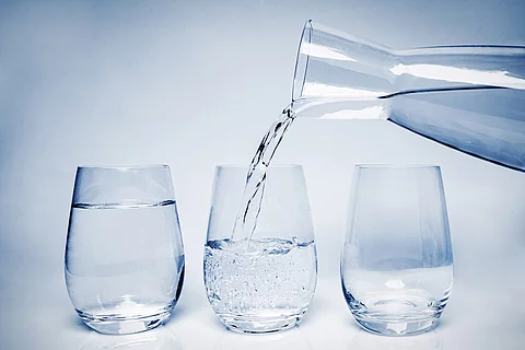 3 Gläser nebeneinander, Karaffe mit Wasser
