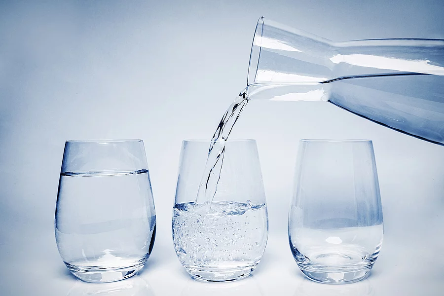 3 Gläser nebeneinander, Karaffe mit Wasser