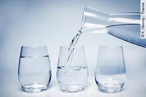 3 Gläser nebeneinander, Karaffe mit Wasser
