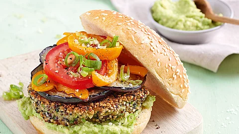 Veggie-Burger mit Quinoa und gegrilltem Gemüse
