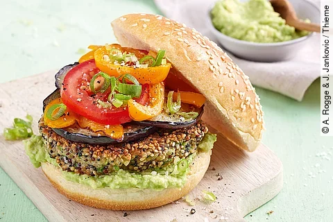 Veggie-Burger mit Quinoa und gegrilltem Gemüse