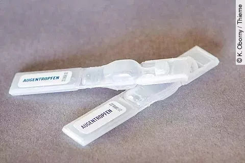 zwei Einzeldosen Augentropfen