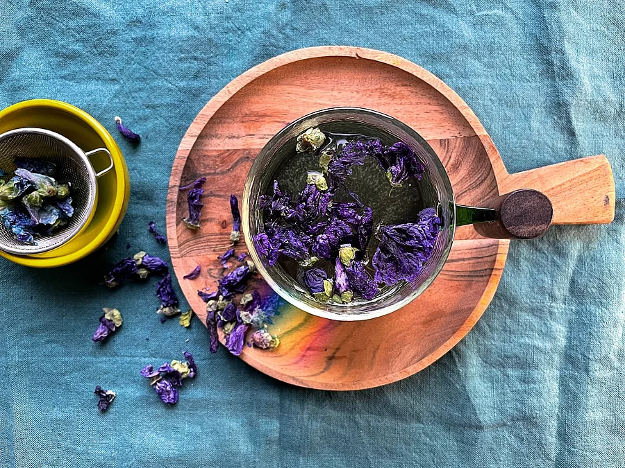 Malvenblüten in einer Teetasse