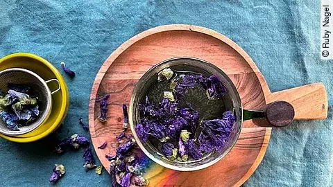 Malvenblüten in einer Teetasse