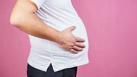 Mann mit dickem Bauch