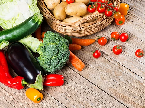 Gemüse: Kartoffeln, Tomaten, Aubergine, Broccoli, Möhre, Zucchinin