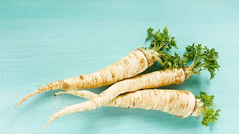 3 Pastinaken auf türkisem Untergrund