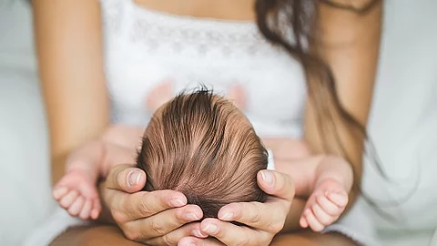 Mutter hält ihr Neugeborenes