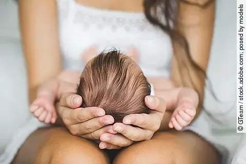 Mutter hält ihr Neugeborenes