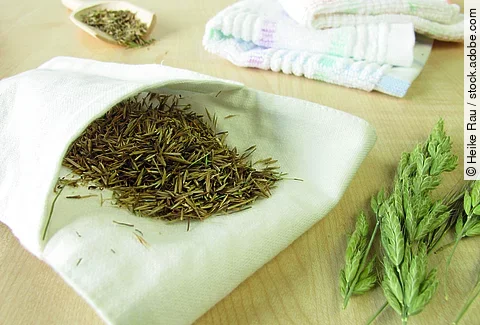 Heublumensack auf einem Holztisch.