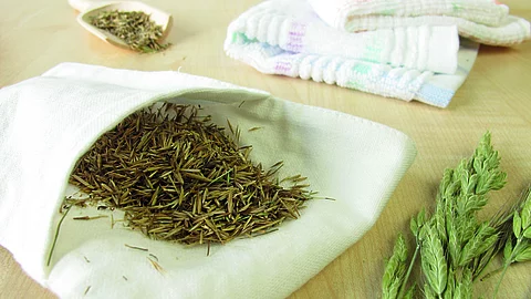 Heublumensack auf einem Holztisch.