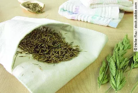 Heublumensack auf einem Holztisch.